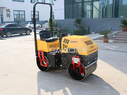  小型壓路機(jī)碾壓瀝青路面有哪些碾壓技巧？