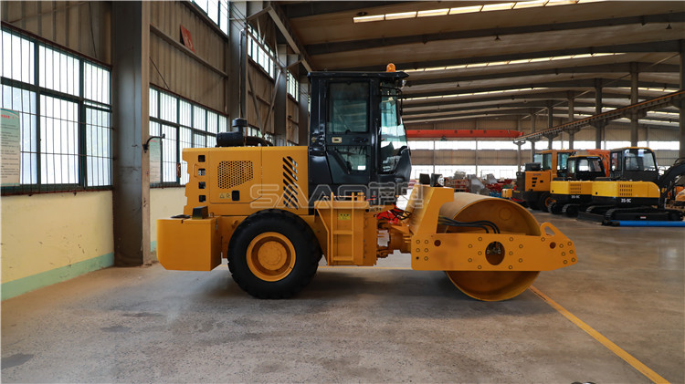 小型壓路機(jī)不僅能壓實(shí)路面，還能做牽引工作