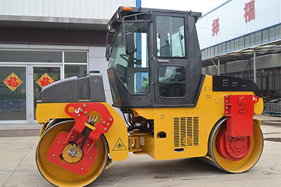 小型壓路機(jī)這樣做，降低維修頻次